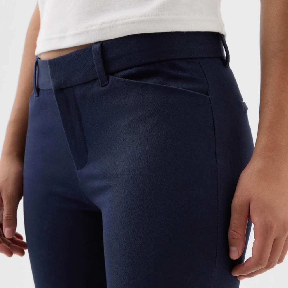 Gap skinny ankle dress pants in Navy blue. Mid rise.
Slim fit.